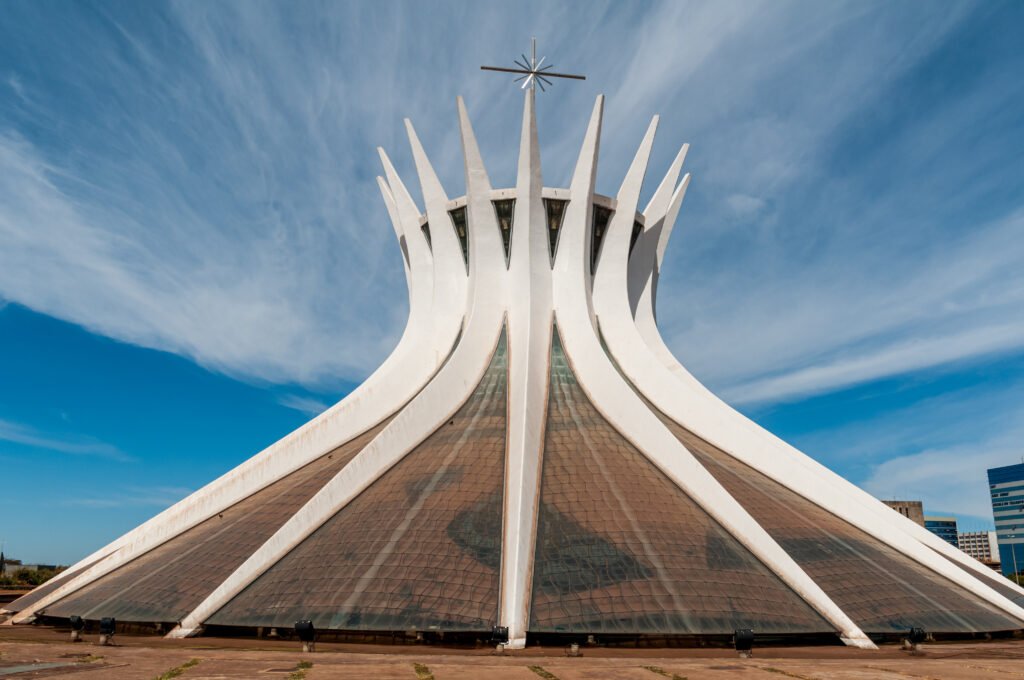 Catedral de Brasília em um dia de sol com nuvens acima.